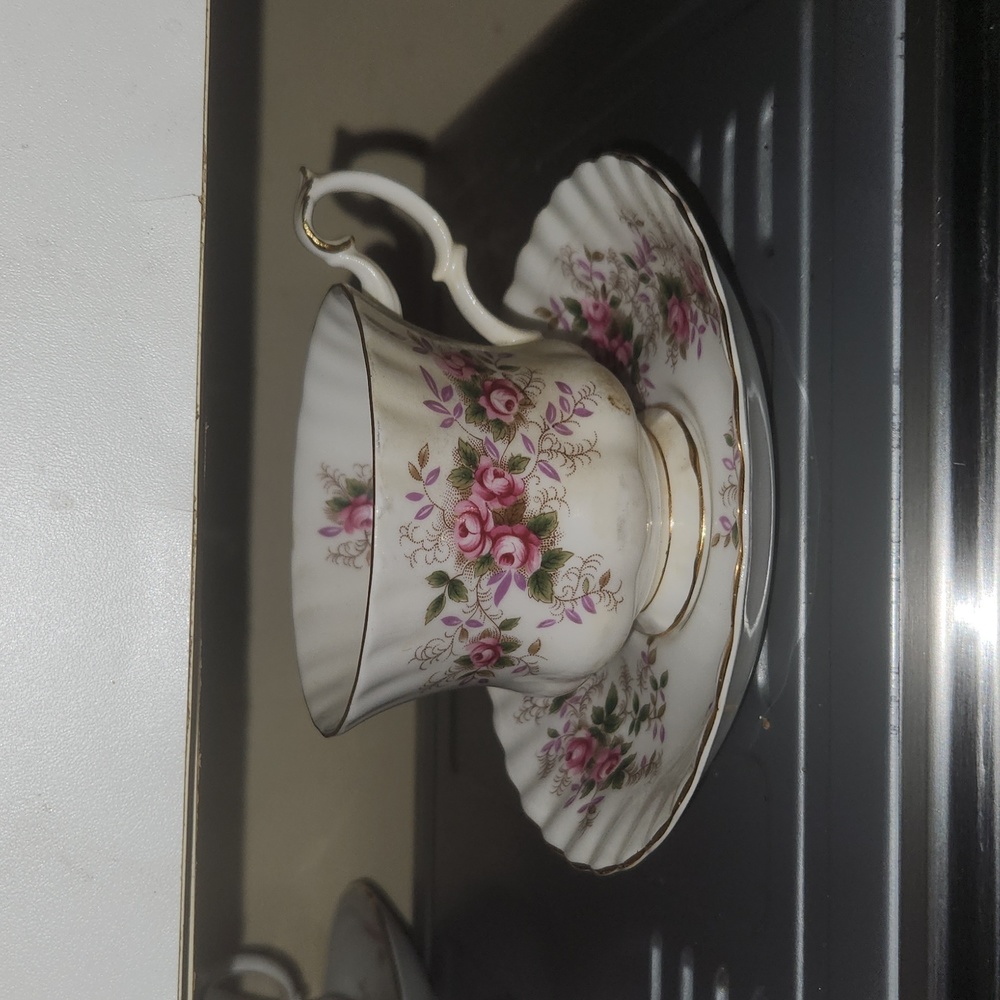Royal Albert Bone China LAVENDER ROSE - FTD MONTROSE SHAPE CUP & SAUCER